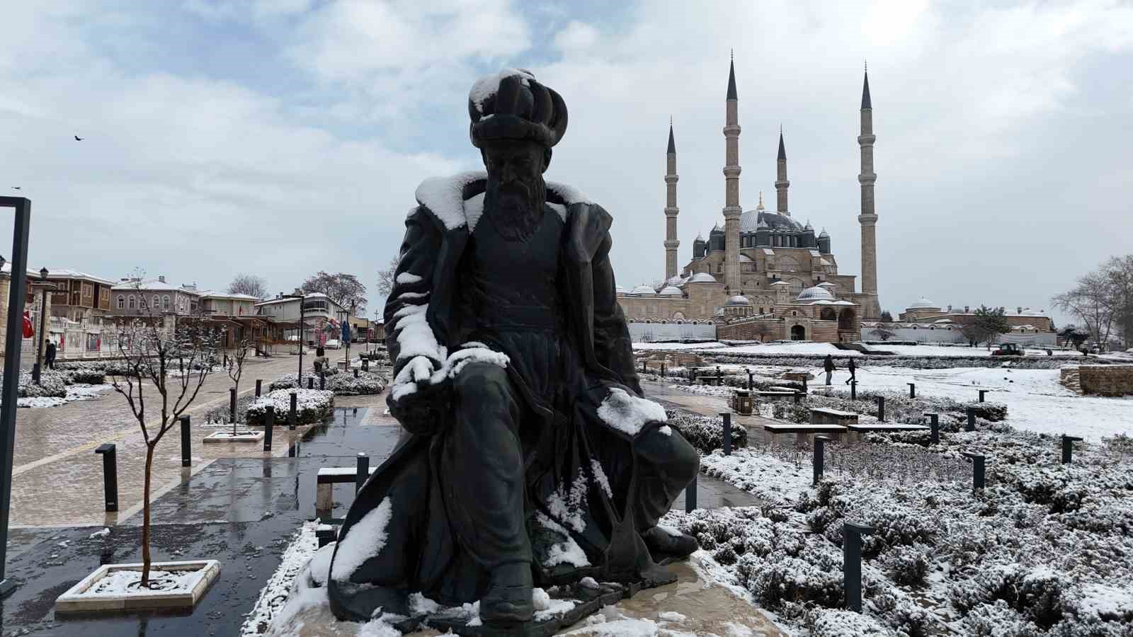 Edirne&rsquo;de karla kaplı Selimiye Camii&rsquo;nde kartpostallık g&ouml;r&uuml;nt&uuml;ler
