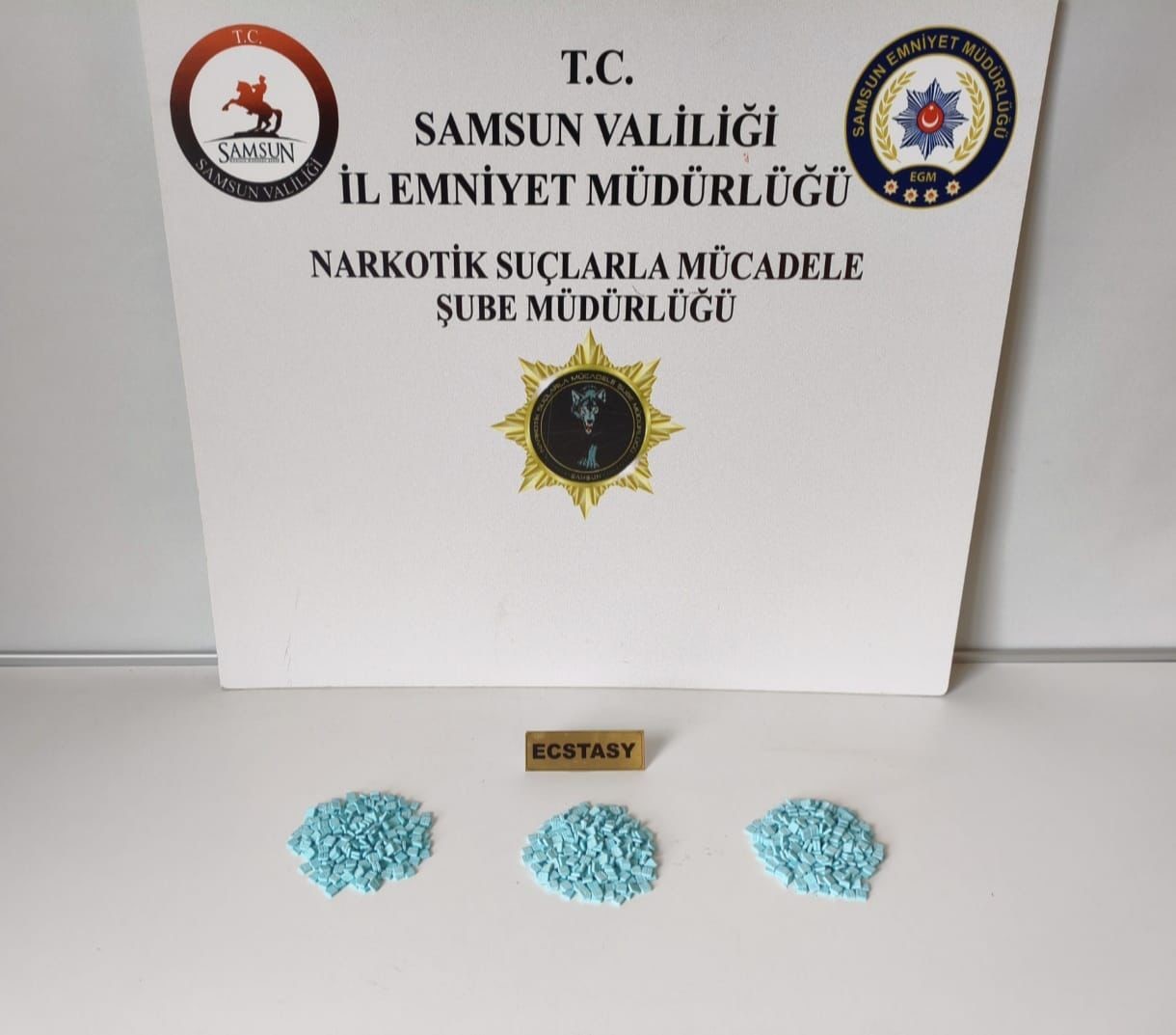 Cips ve çikolatalı bisküvi kutusuna saklanmış uyuşturucu hap ele geçirildi