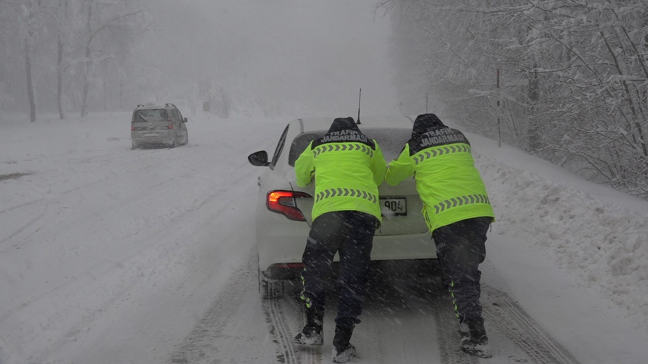 Kırklarleli’nde kar yağışı nedeniyle yolda kalan sürücülere jandarma yardım etti