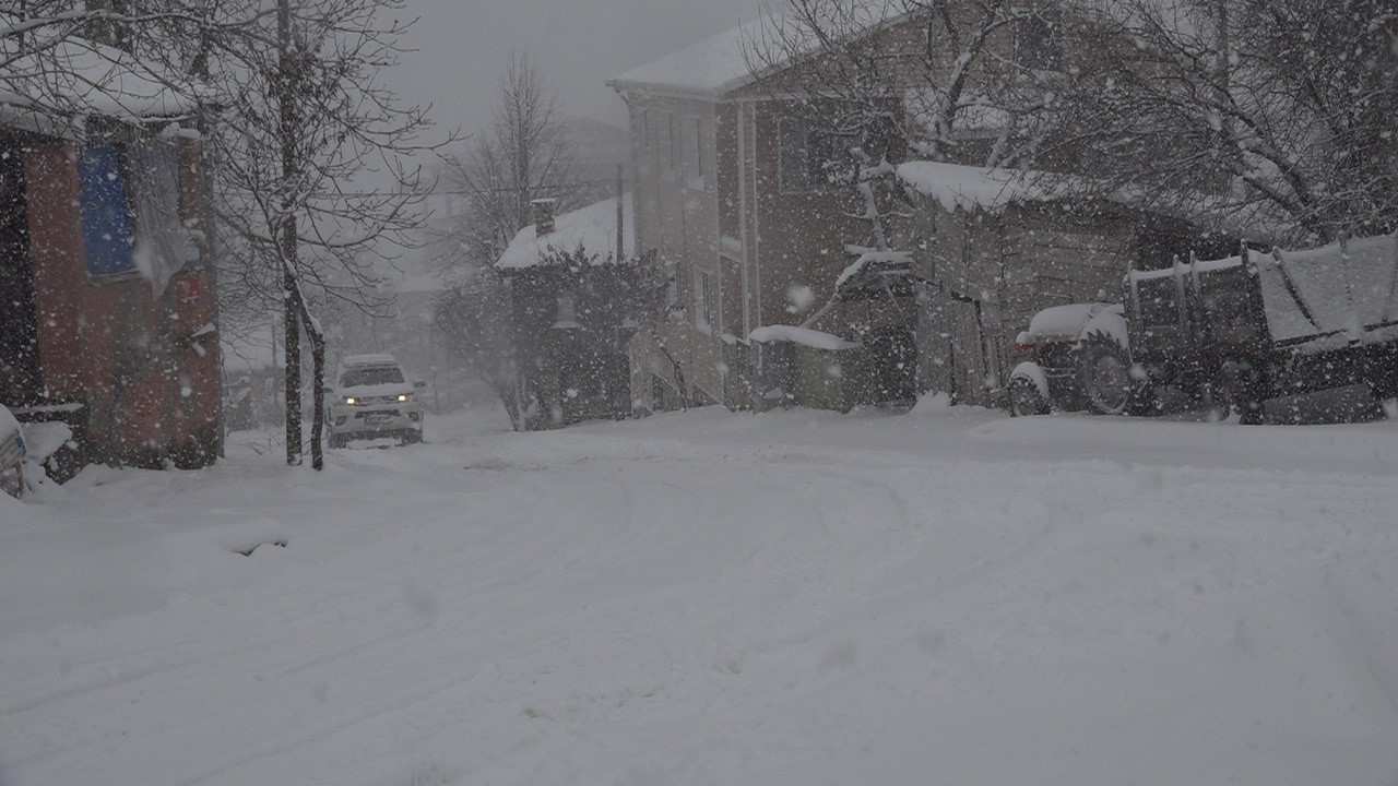 Kırklarleli&rsquo;nde kar yağışı nedeniyle yolda kalan s&uuml;r&uuml;c&uuml;lere jandarma yardım etti
