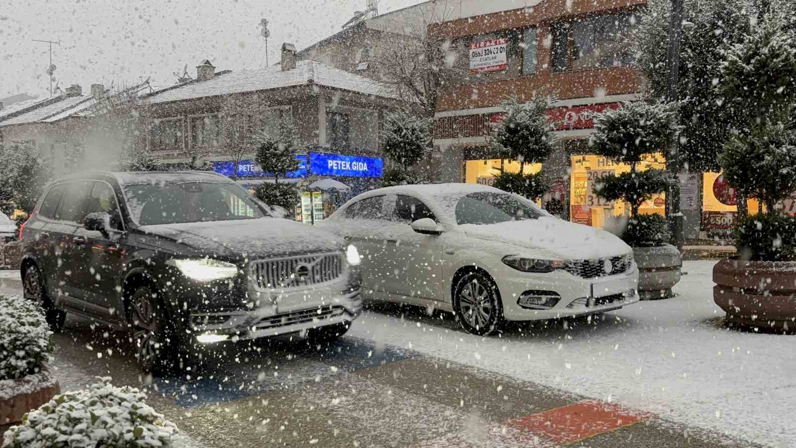 Bolu&rsquo;da lapa lapa kar yağışı etkili oluyor
