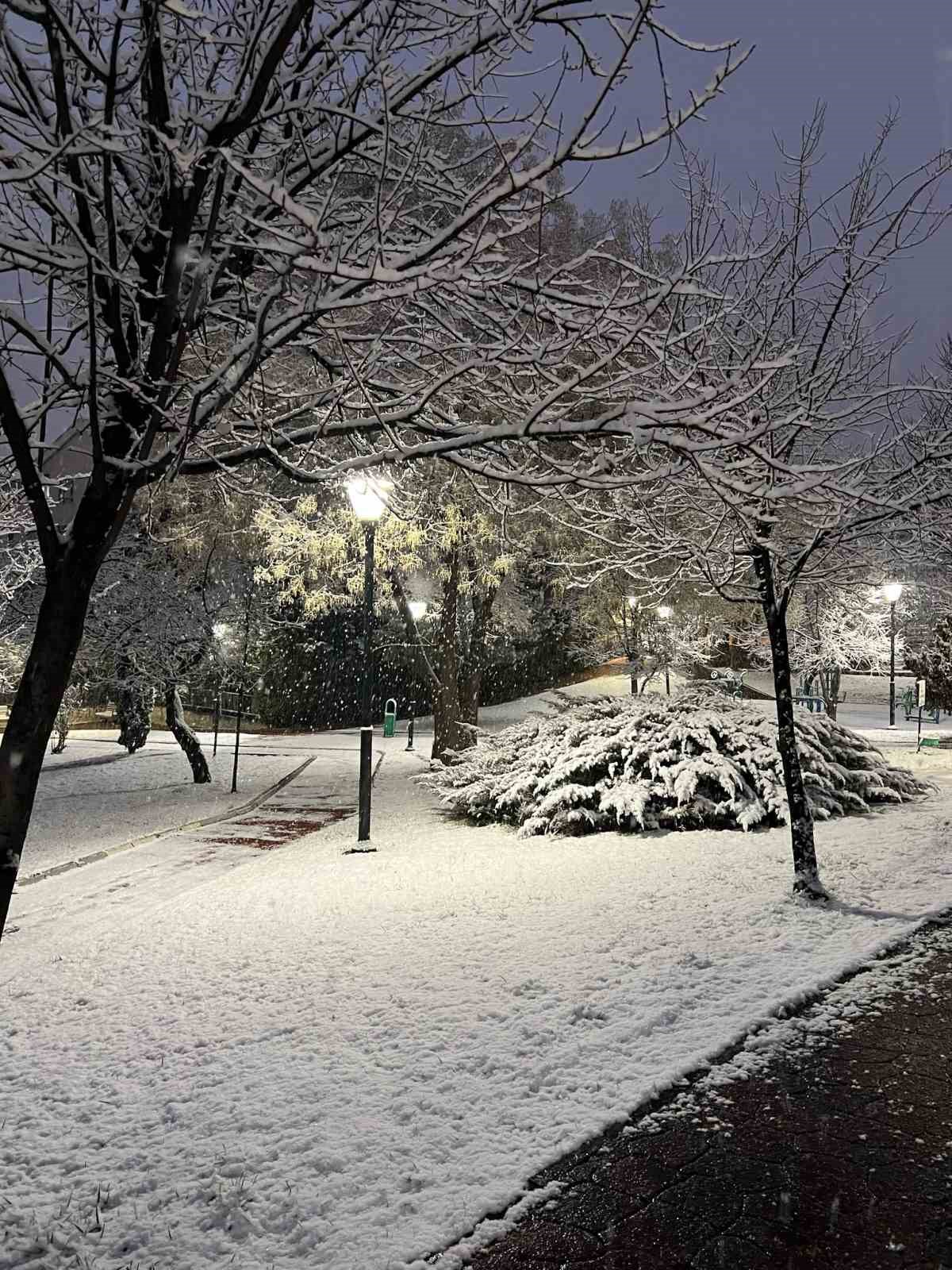 Ankara&rsquo;da akşam saatlerinde başlayan kar etkili oluyor
