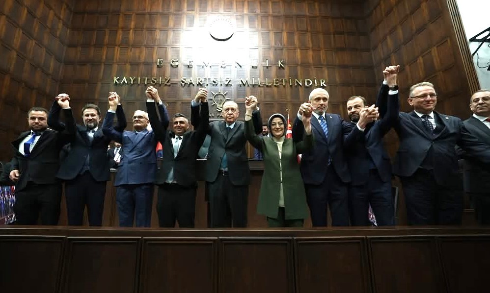 İYİ Parti’den istifa eden Yenikent Belediye Başkanı Öztürk, AK Parti’ye katıldı