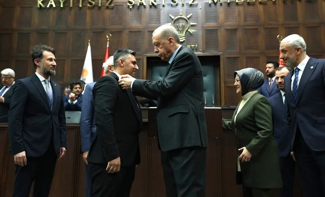 İYİ Parti&rsquo;den istifa eden Yenikent Belediye Başkanı &Ouml;zt&uuml;rk, AK Parti&rsquo;ye katıldı
