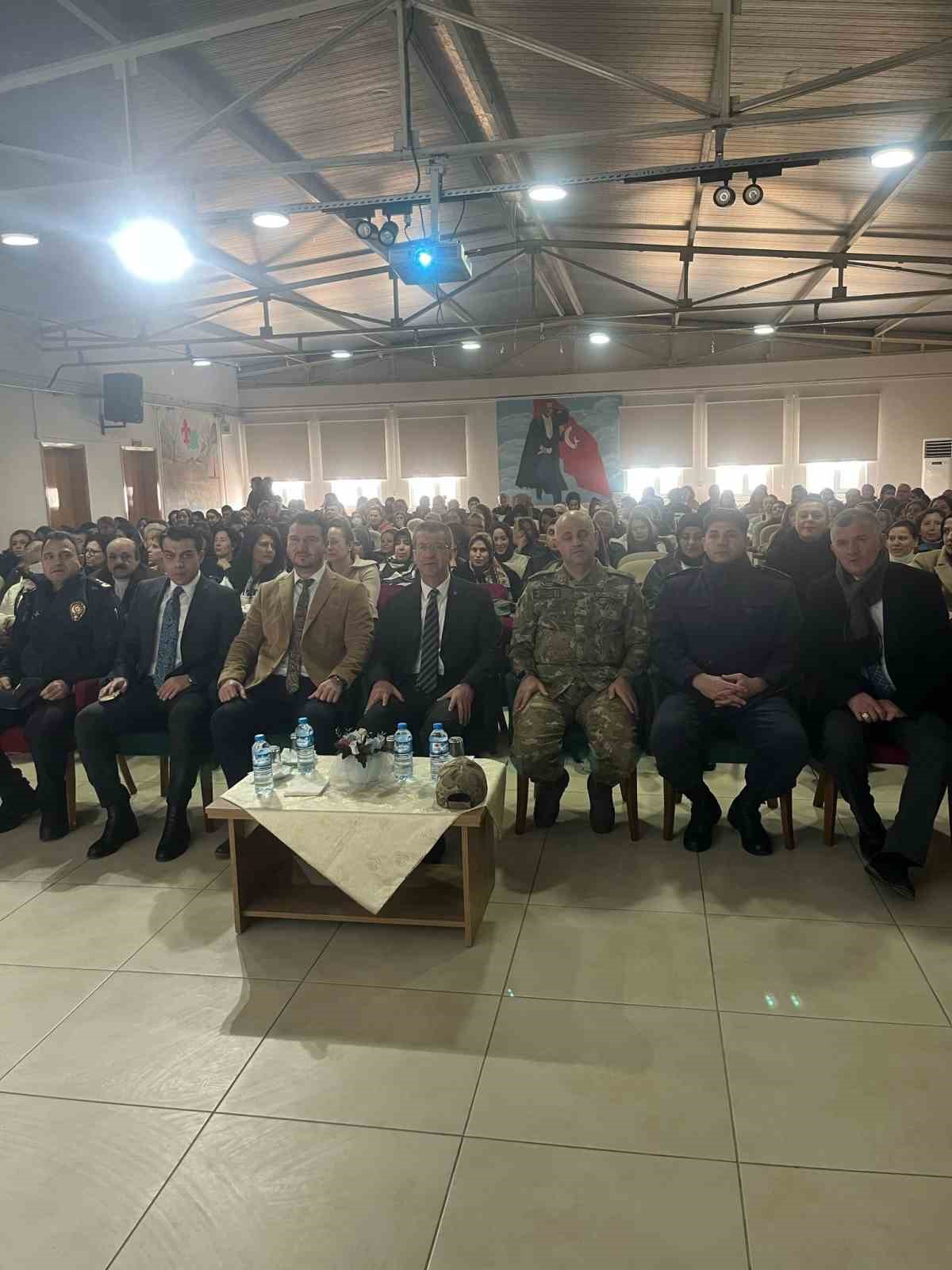 Babaeski&rsquo;de "En İyi Narkotik Polisi Anne" konferansı
