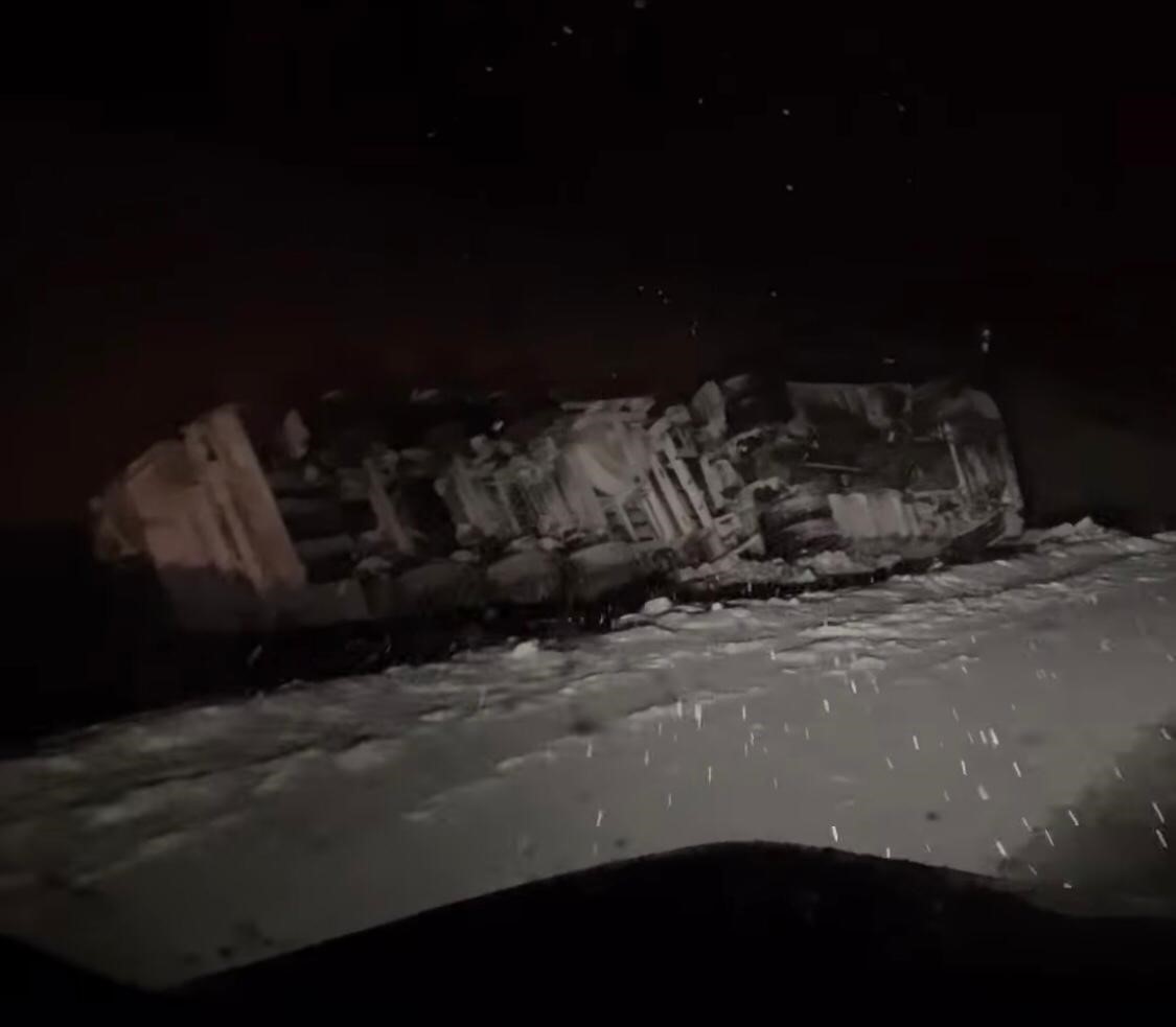 Tır devrildi: 1 yaralı