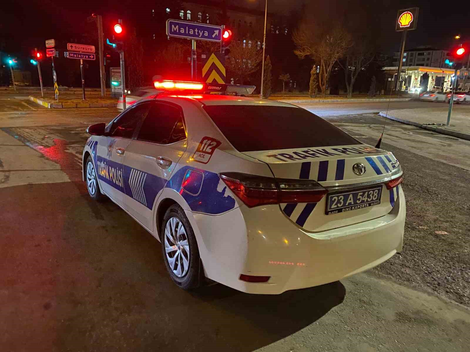 Elazığ&rsquo;da motosiklet &ccedil;ocuğa &ccedil;arptı: 1&rsquo;i ağır 2 yaralı
