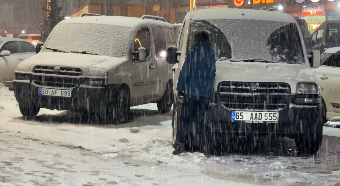 Yüksekova’da lapa lapa kar yağışı başladı