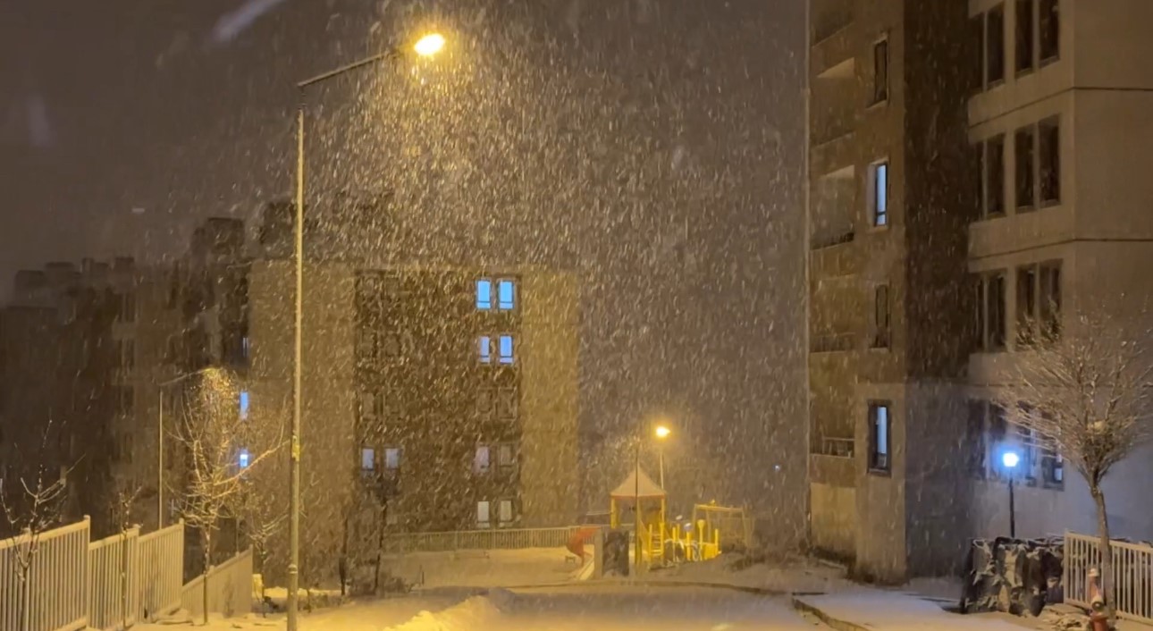 Y&uuml;ksekova&rsquo;da lapa lapa kar yağışı başladı
