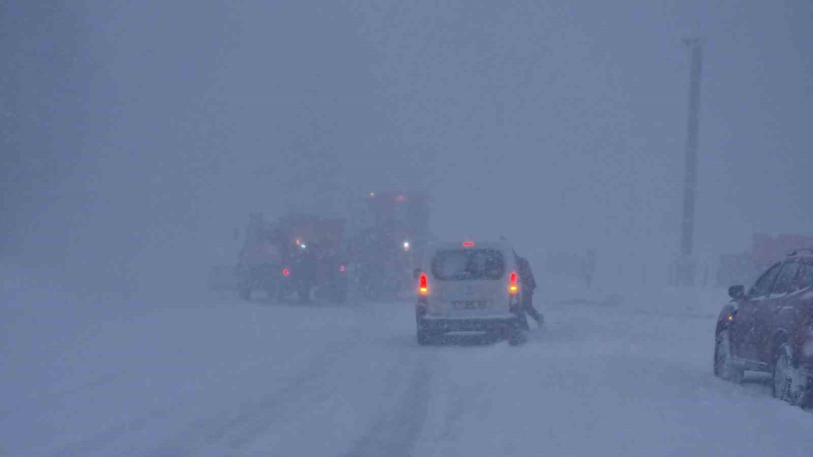 K&uuml;tahya&rsquo;da kar yağışı s&uuml;r&uuml;c&uuml;leri mağdur etti, kamyoncular dağda mahsur kaldı
