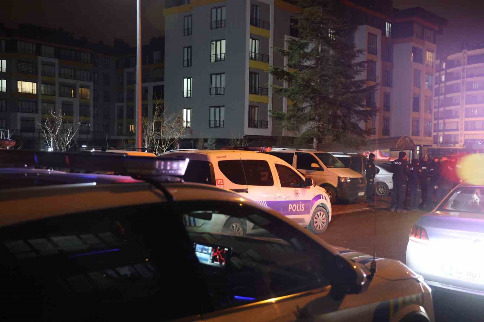 Dur ihtarına uymadı aracı bırakıp ka&ccedil;tı, yakalanınca 98 bin lira ceza yedi
