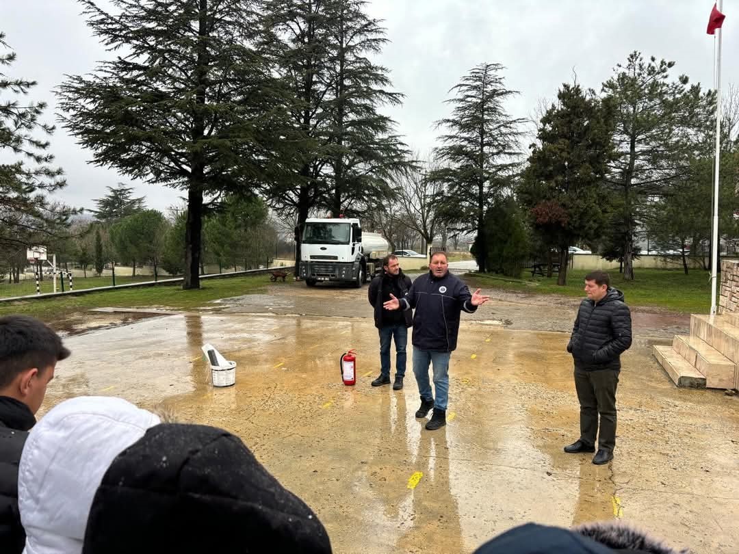 Pehlivank&ouml;y&rsquo;de lise &ouml;ğrencilerine yangın tatbikatı eğitimi
