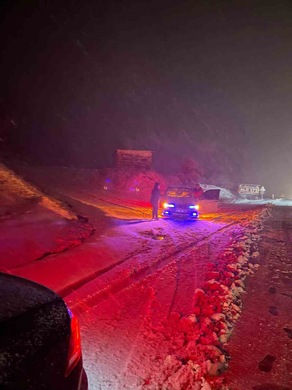 Yenice-Çan yolunda kar yağışı nedeniyle araçlar güçlükle ilerliyor