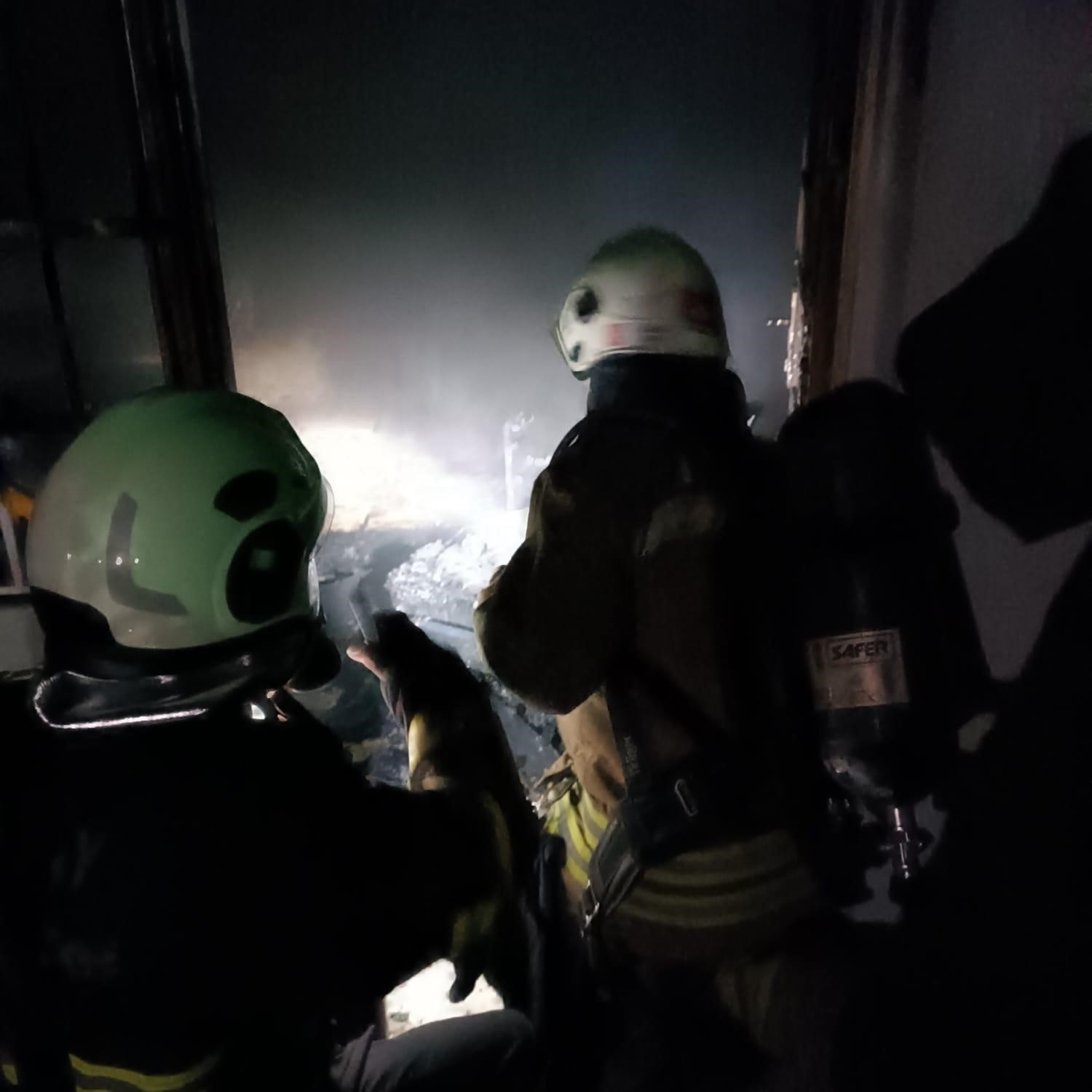 Evde çıkan yangında mahsur kalan 2 kişiyi itfaiye ekipleri kurtardı