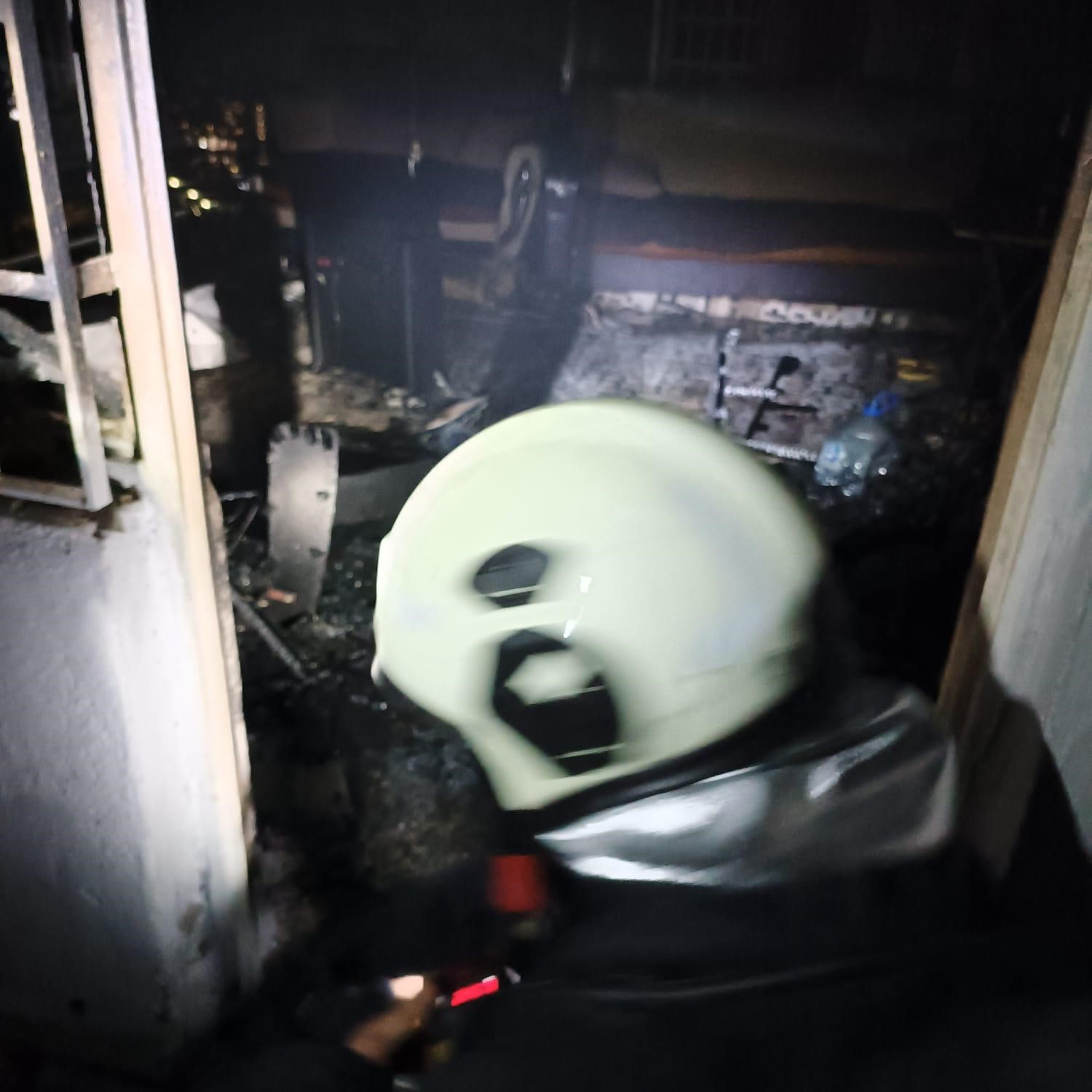 Evde &ccedil;ıkan yangında mahsur kalan 2 kişiyi itfaiye ekipleri kurtardı
