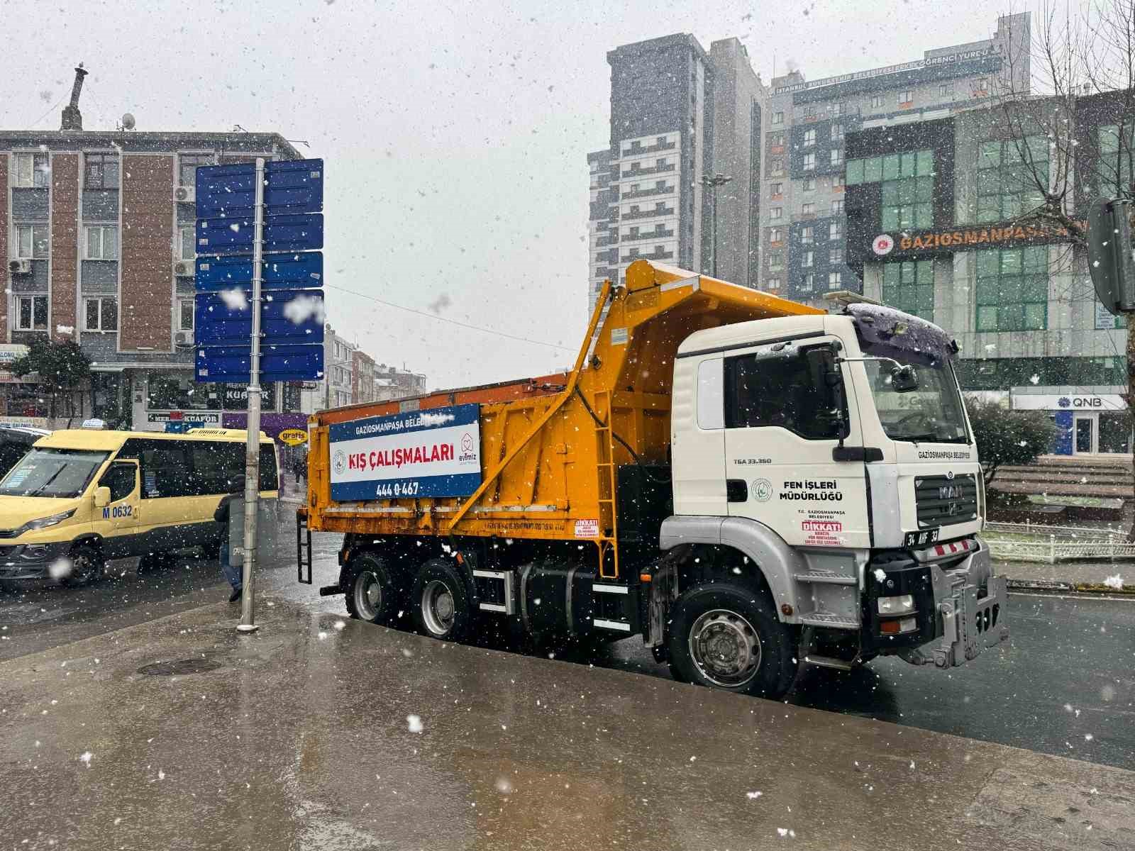 Gaziosmanpaşa’da karla mücadele ekipleri 24 saat görev başında