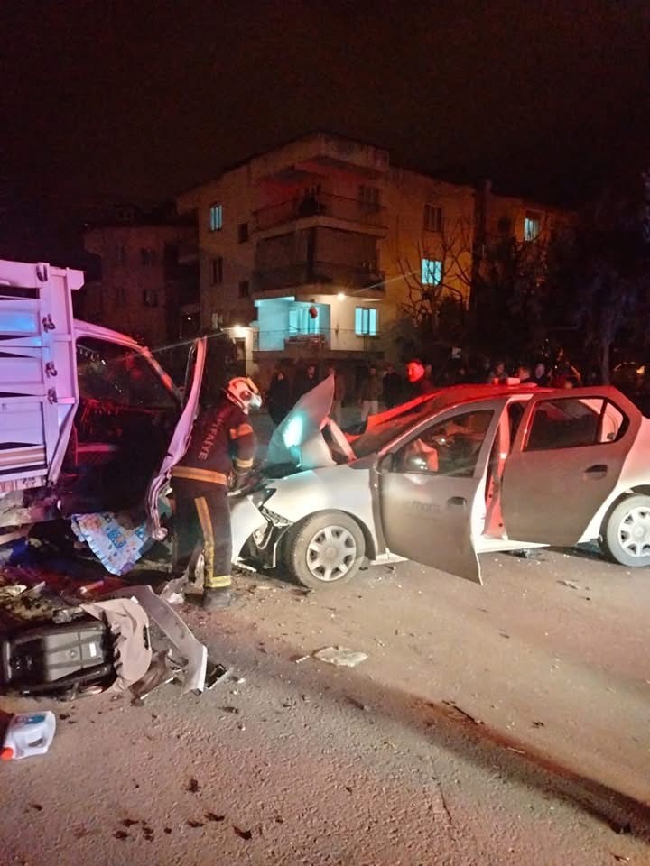 Otomobil, park etmeye çalışan kamyonete çarptı: 1 ölü, 4 yaralı