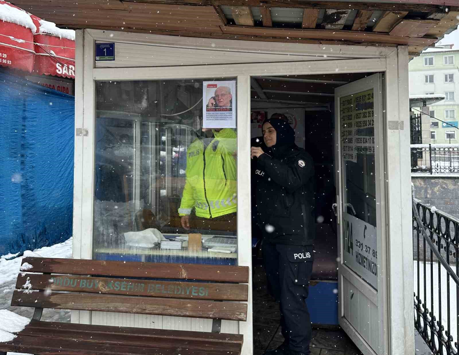 Vatandaşlar, dolandırıcılık ve trafik kurallarına karşı afişlerle bilgilendirildi
