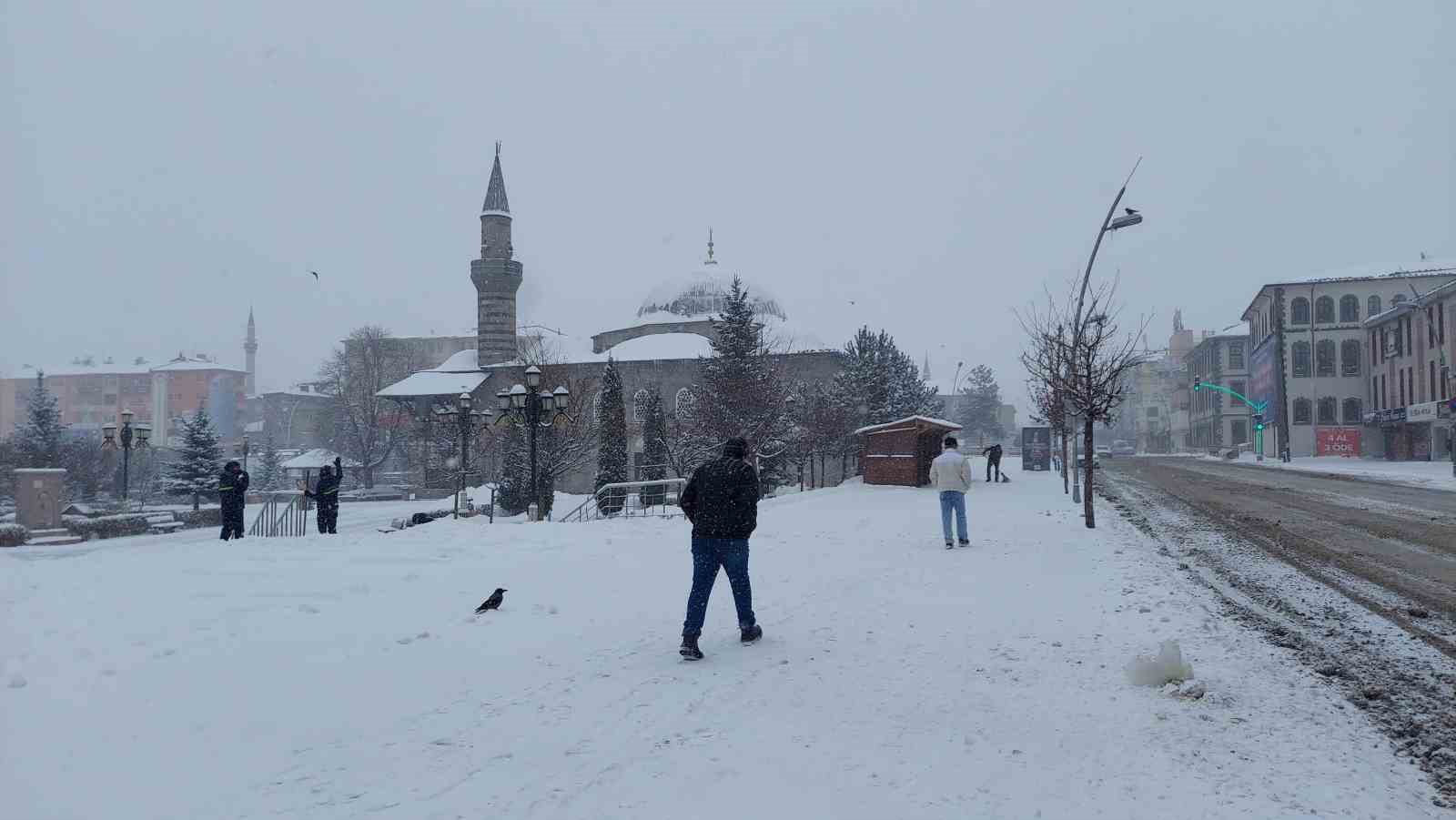 Erzurum’da kar kenti beyaza bürüdü