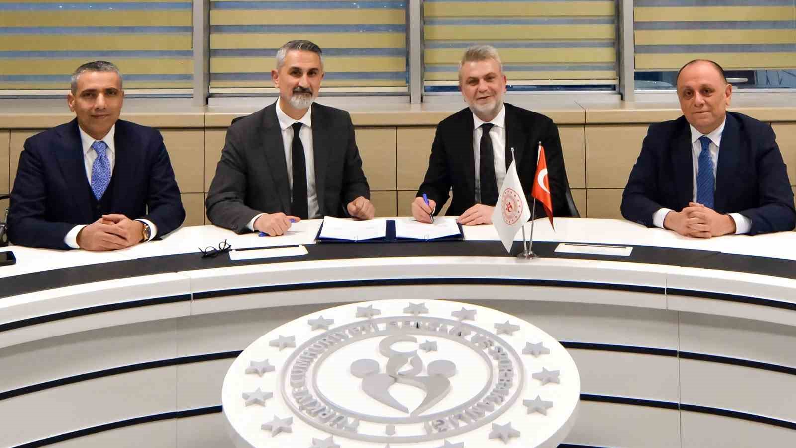 Kahramanmaraş’ta  50 mahalleye halı saha