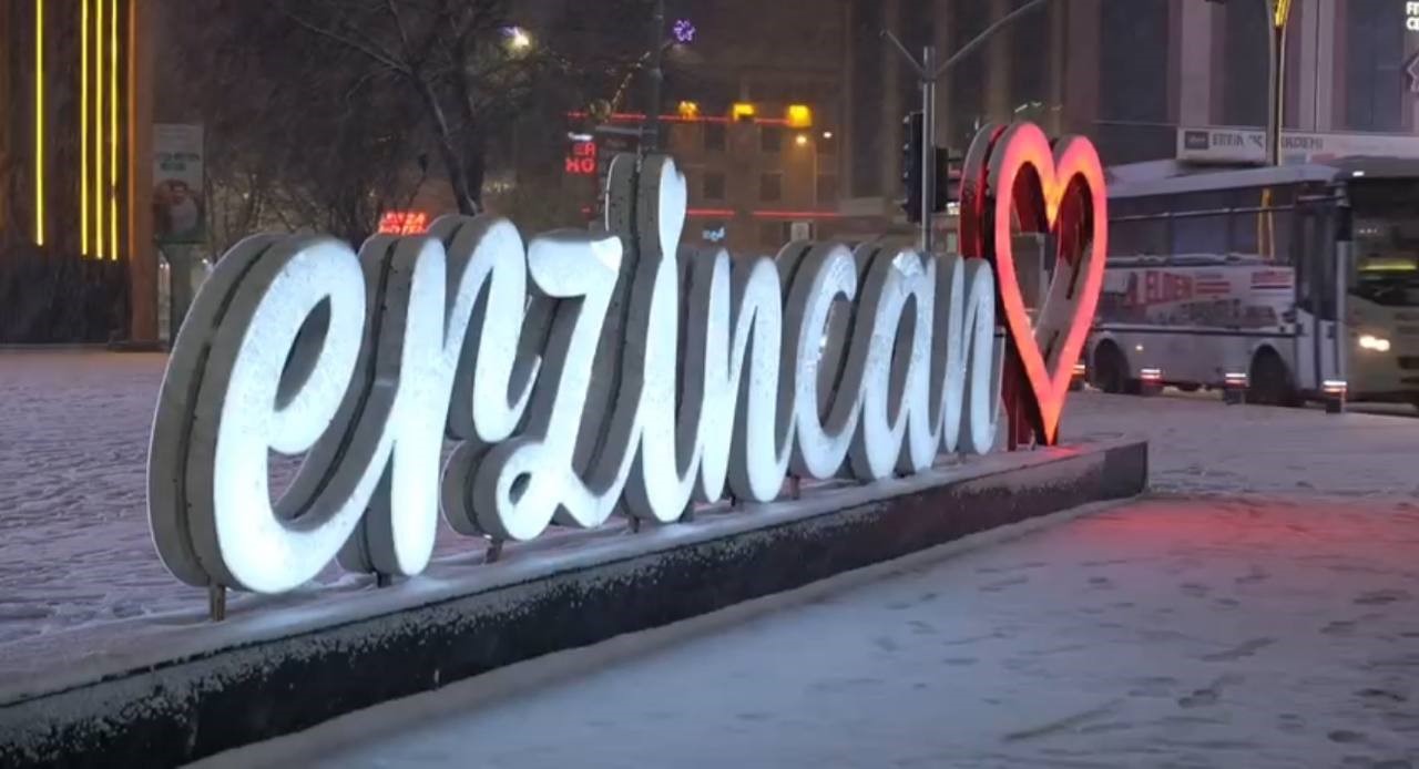 Erzincan’da sağanak yağış yerini kar yağışına bıraktı, okullar tatil edildi