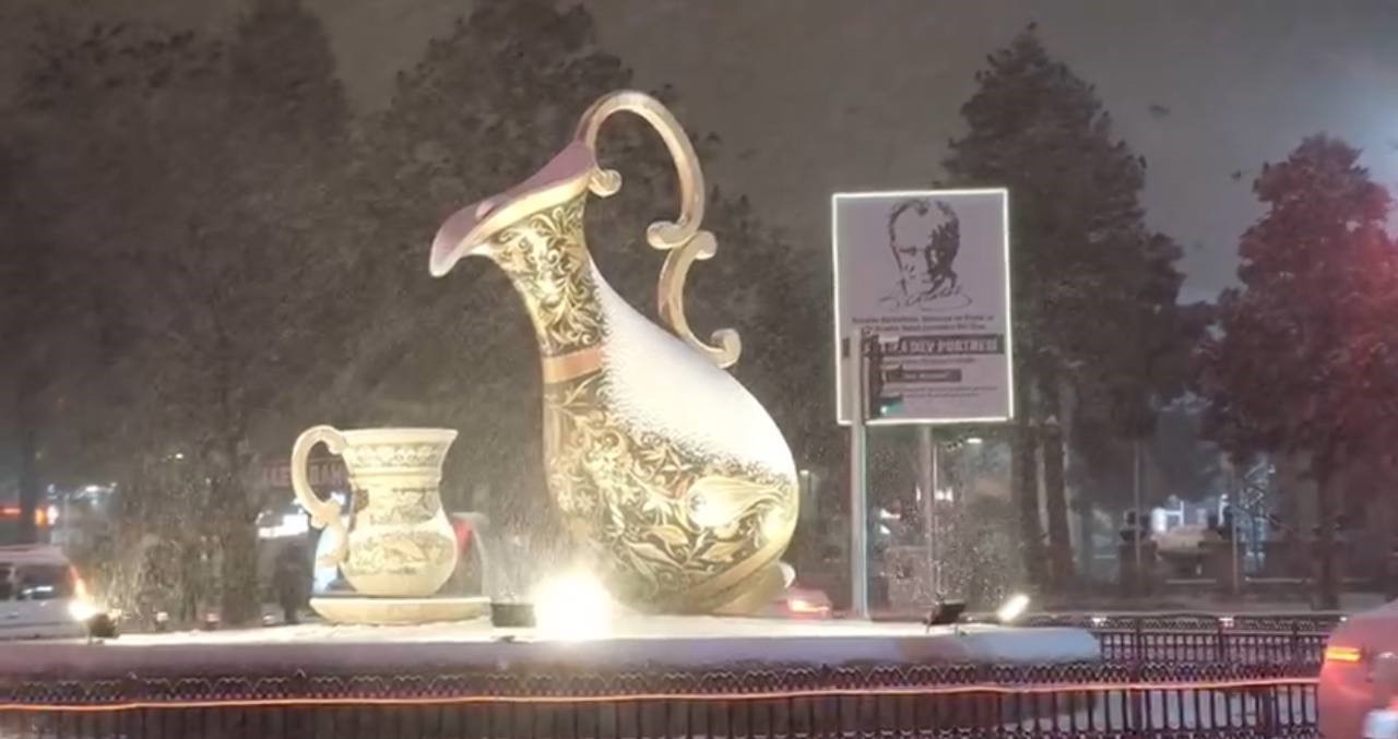 Erzincan&rsquo;da sağanak yağış yerini kar yağışına bıraktı, okullar tatil edildi
