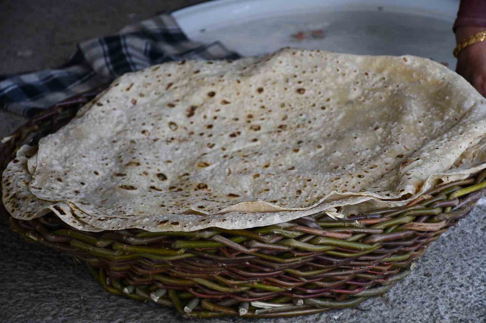 Şırnak’ta kadınlar hava durumuna göre ekmek pişiriyor