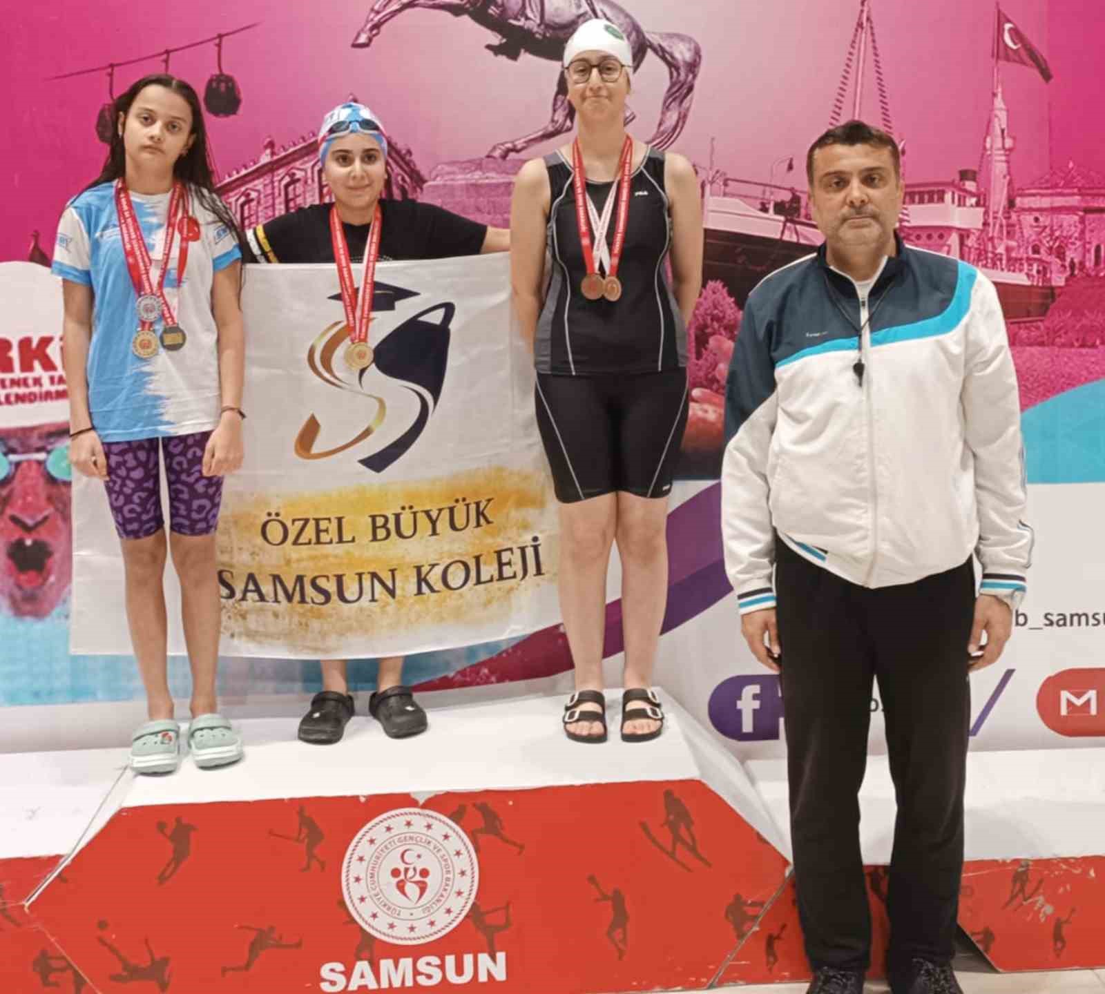 Minik y&uuml;z&uuml;c&uuml;ler, paletle ilk kez y&uuml;zd&uuml;
