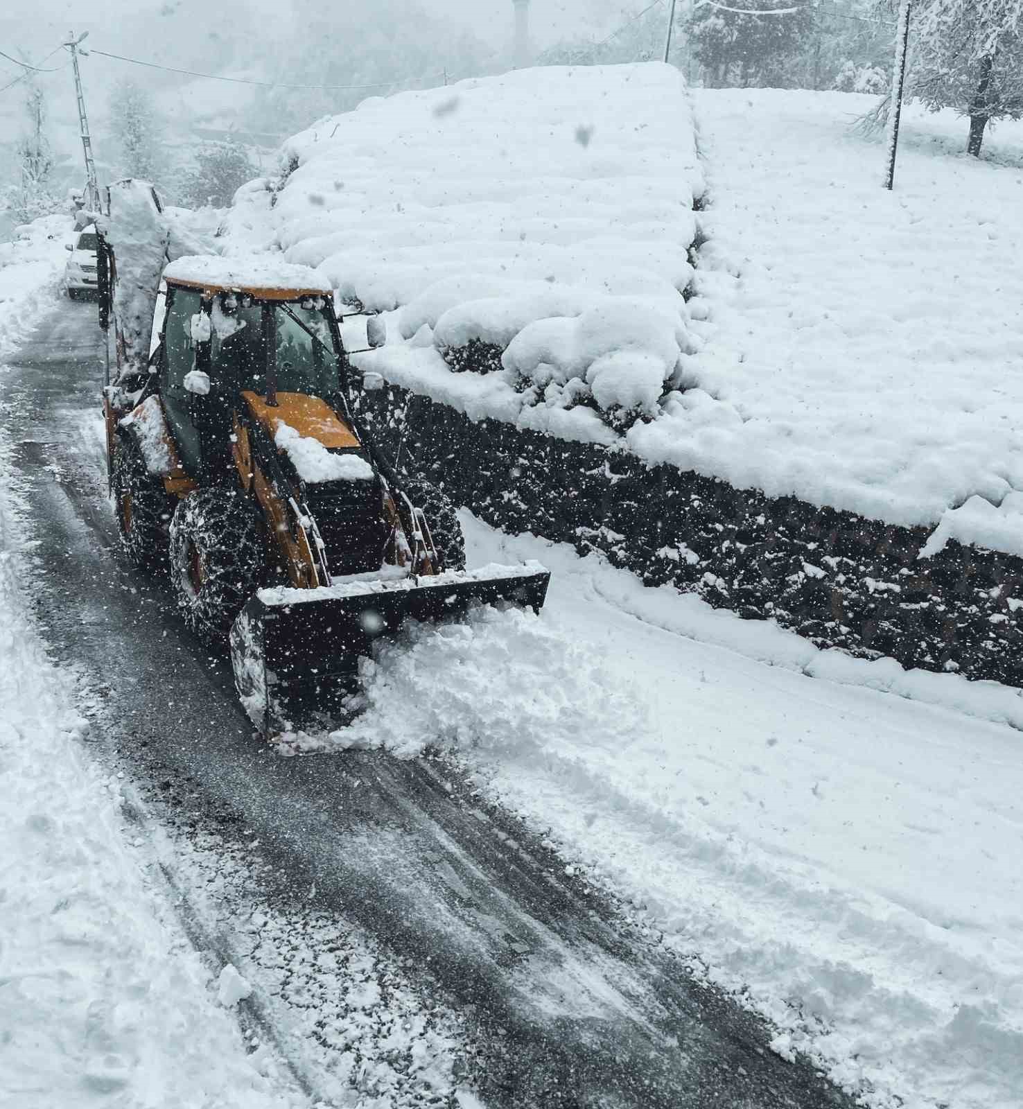 Doğu Karadeniz&rsquo;de kış: Bin 362 mahalle ve k&ouml;y yolu ulaşıma kapandı
