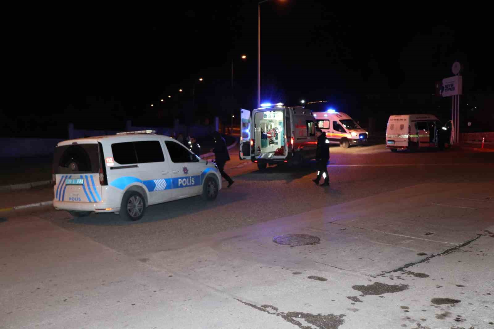 İki kişiyi bıçaklayıp arabalarıyla kaçtılar