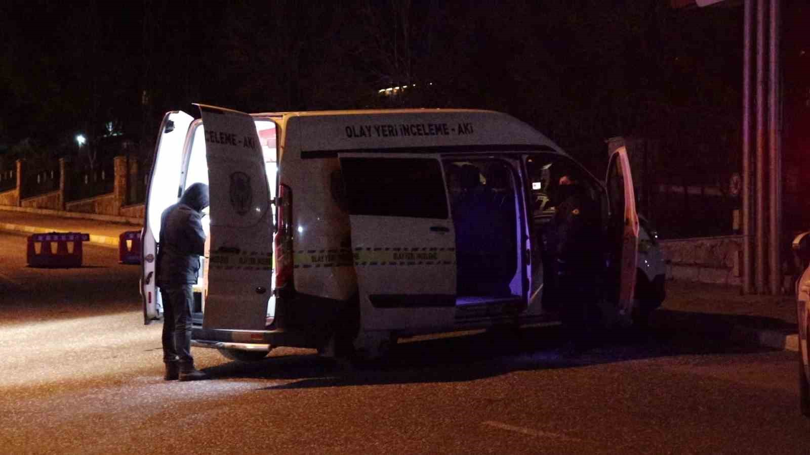 İki kişiyi bıçaklayıp arabalarıyla kaçtılar