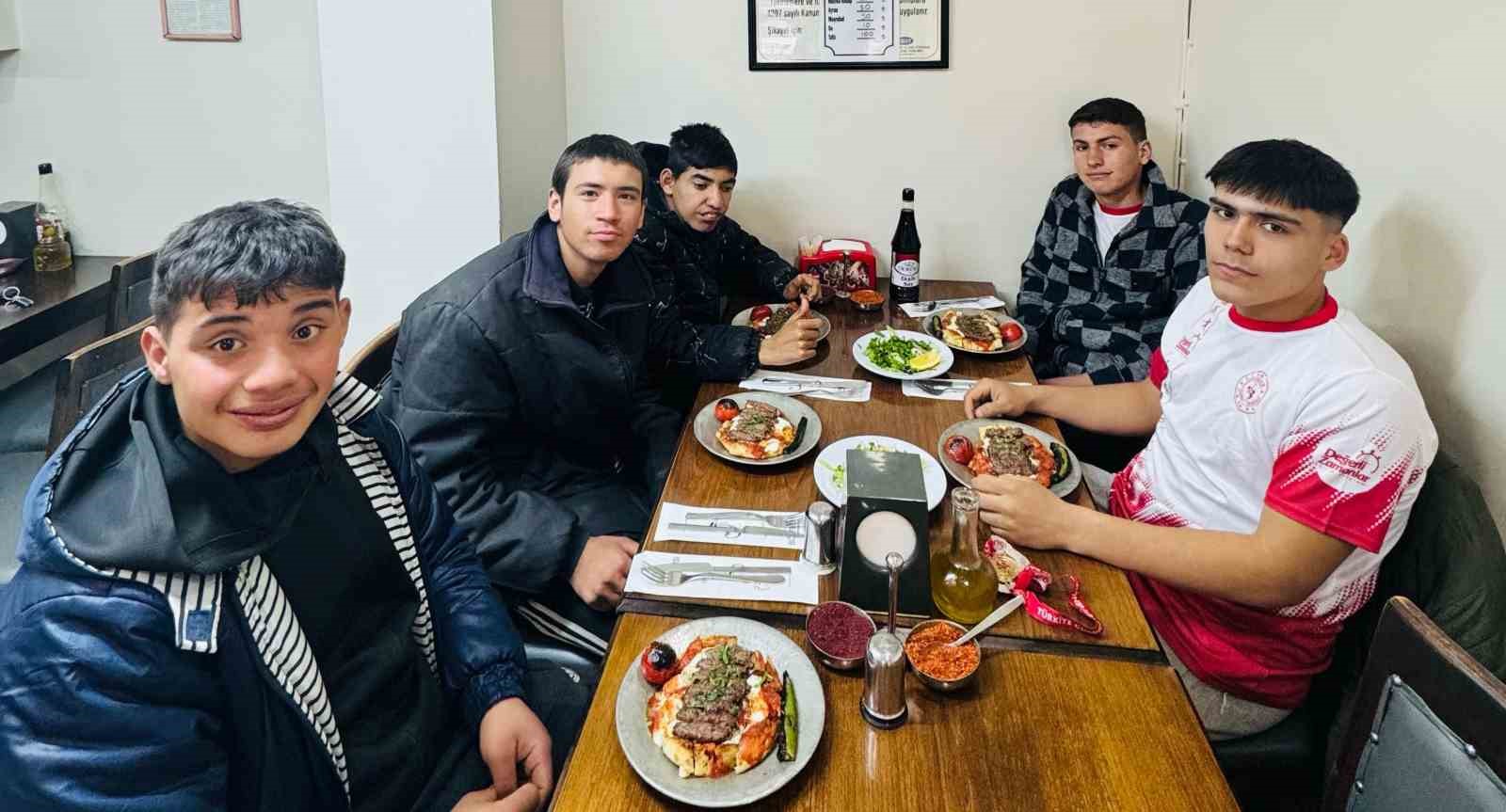 Kulalı özel öğrenciler futsal yarı finallerinde Manisa’yı temsil edecek