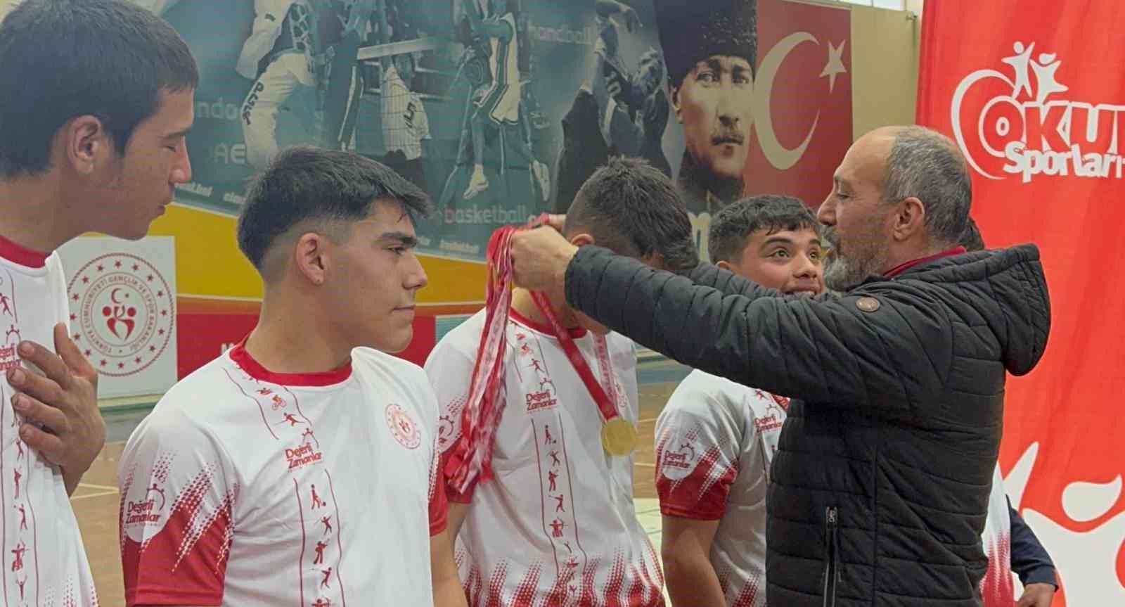 Kulalı &ouml;zel &ouml;ğrenciler futsal yarı finallerinde Manisa&rsquo;yı temsil edecek
