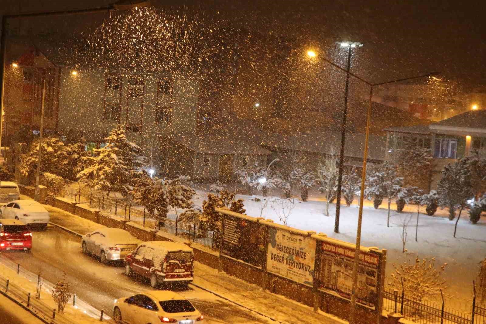 Erzurum&rsquo;da kar yağışı il&ccedil;eleri adeta fel&ccedil; etti
