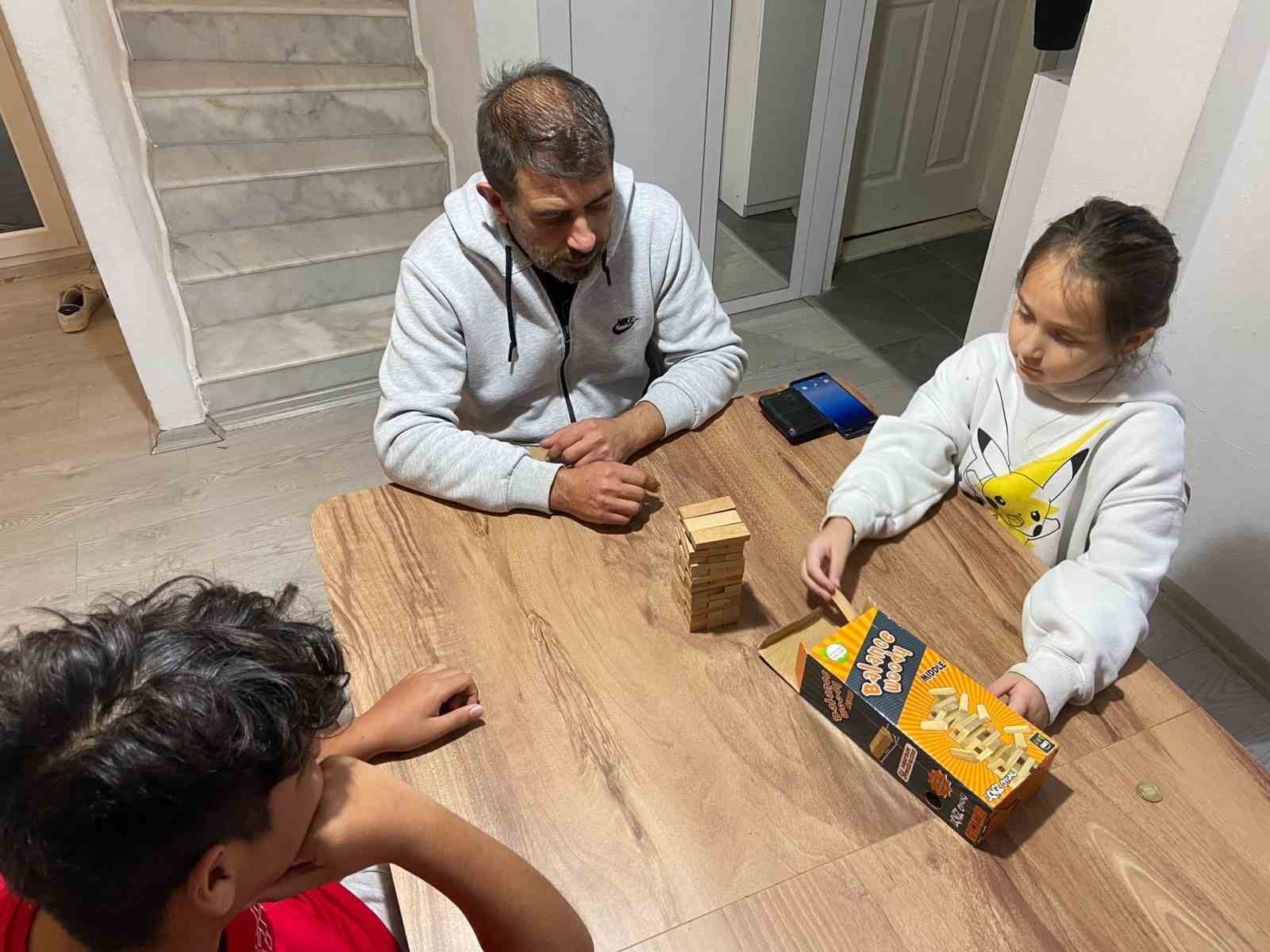 İzmir’de ekrandan uzaklaşıp öğretici aktiviteler yapan veliler çocuklarına örnek oluyor