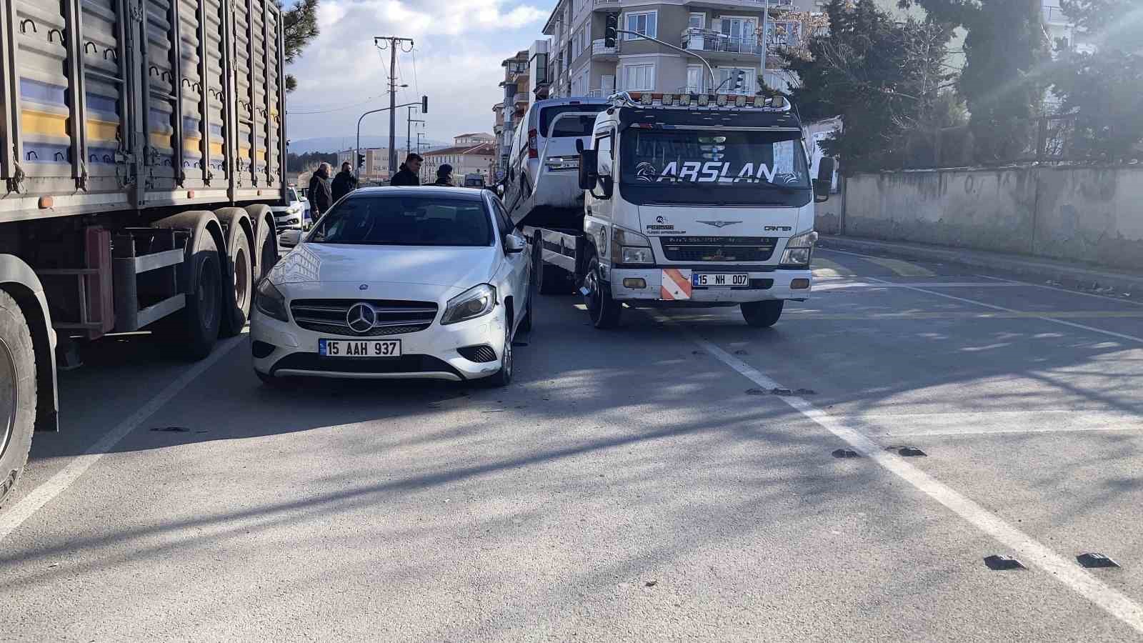 Burdur&rsquo;da kalp krizi ge&ccedil;iren s&uuml;r&uuml;c&uuml; 3 araca &ccedil;arptı
