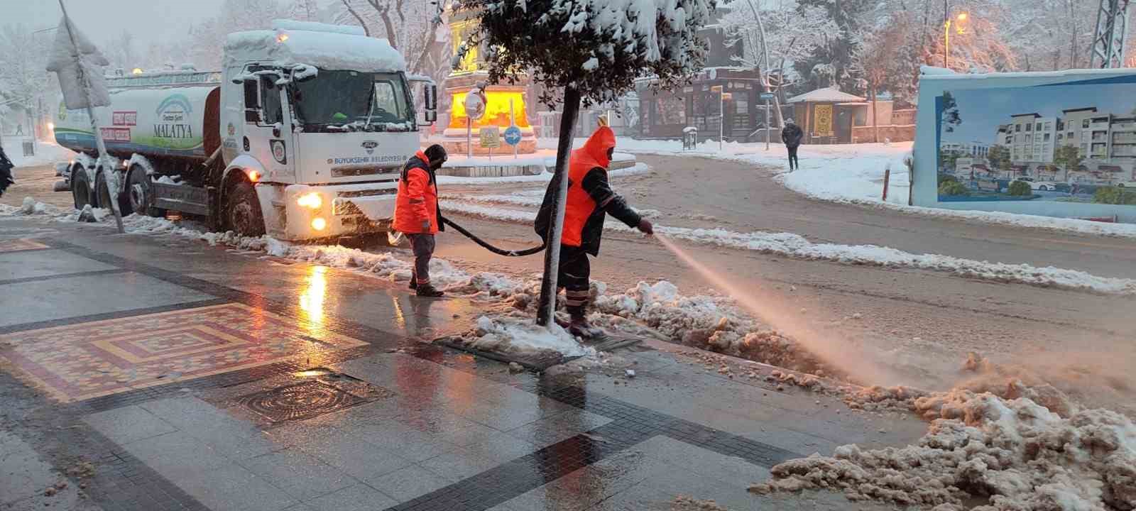 Malatya’da karla mücadele ekipleri 11 ilçede sahada
