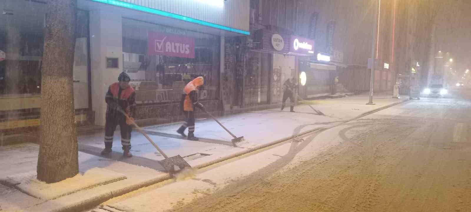 Malatya&rsquo;da karla m&uuml;cadele ekipleri 11 il&ccedil;ede sahada
