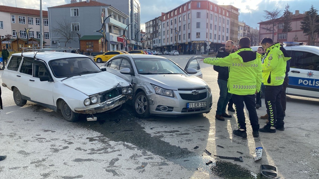 Konya’da iki otomobil çarpıştı: 2 yaralı