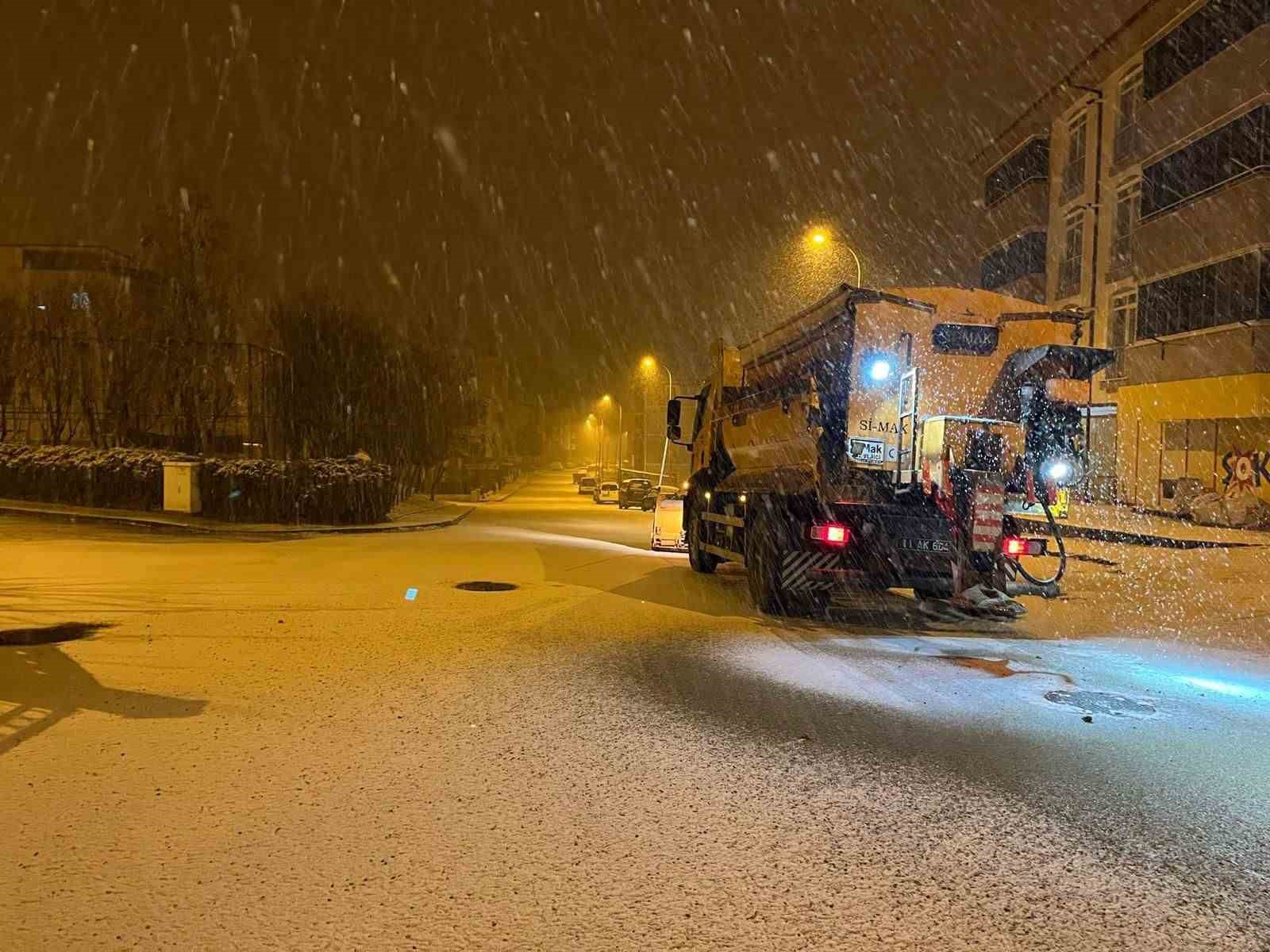 Bilecik Belediyesi karla m&uuml;cadelede kesintisiz &ccedil;alışıyor
