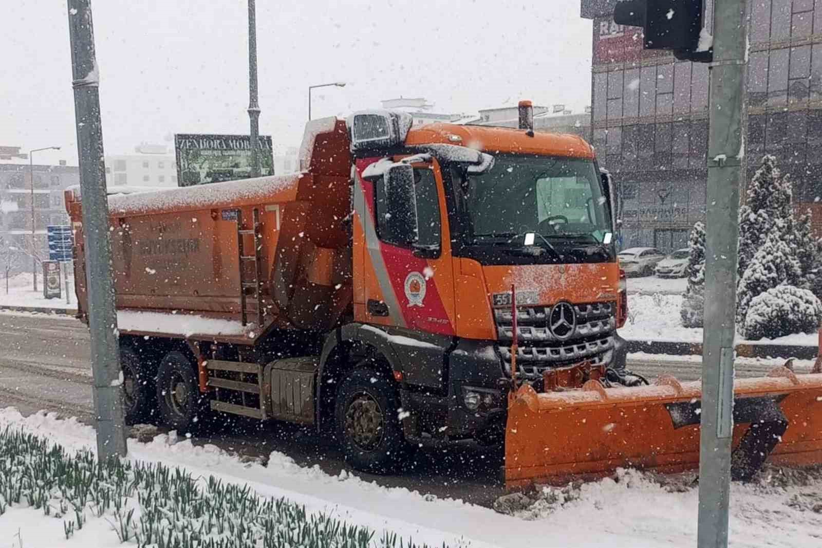 SBB, 664 personel 476 ara&ccedil;la karla m&uuml;cadele i&ccedil;in sahada
