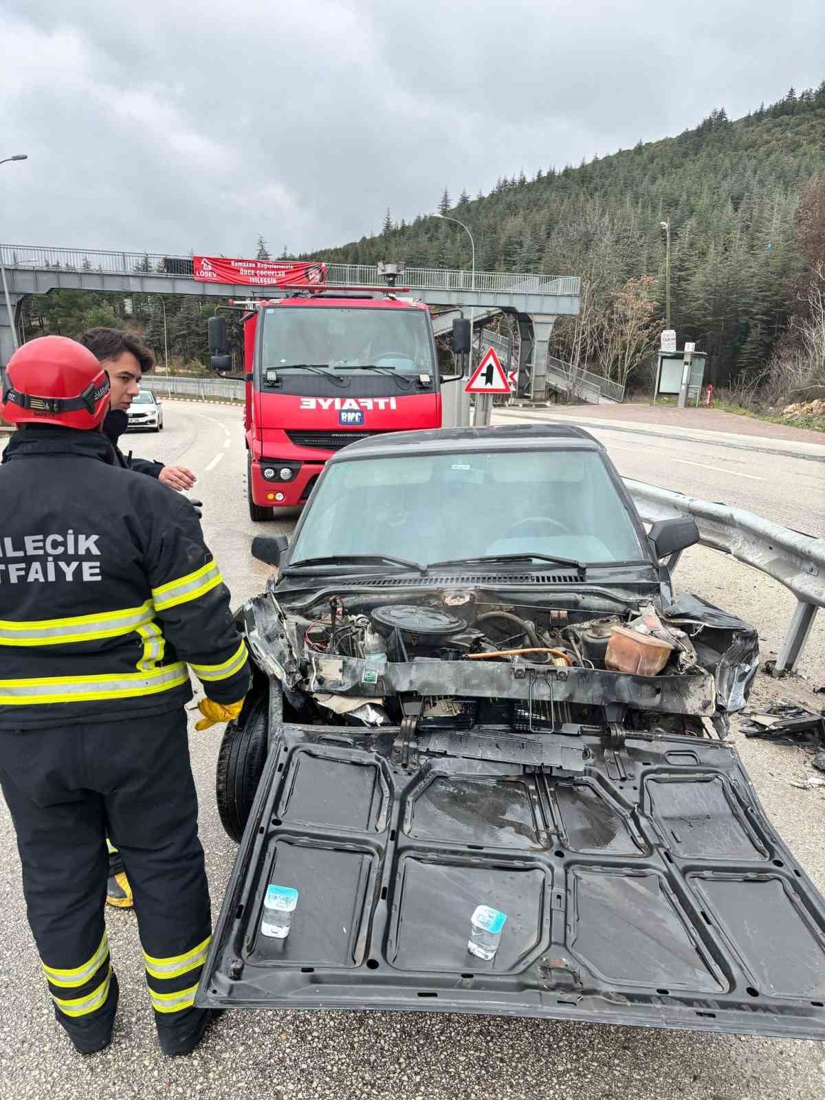 Seyir halinde kontrolden &ccedil;ıkan otomobil ref&uuml;je &ccedil;arptı, 1 kişi yaralandı
