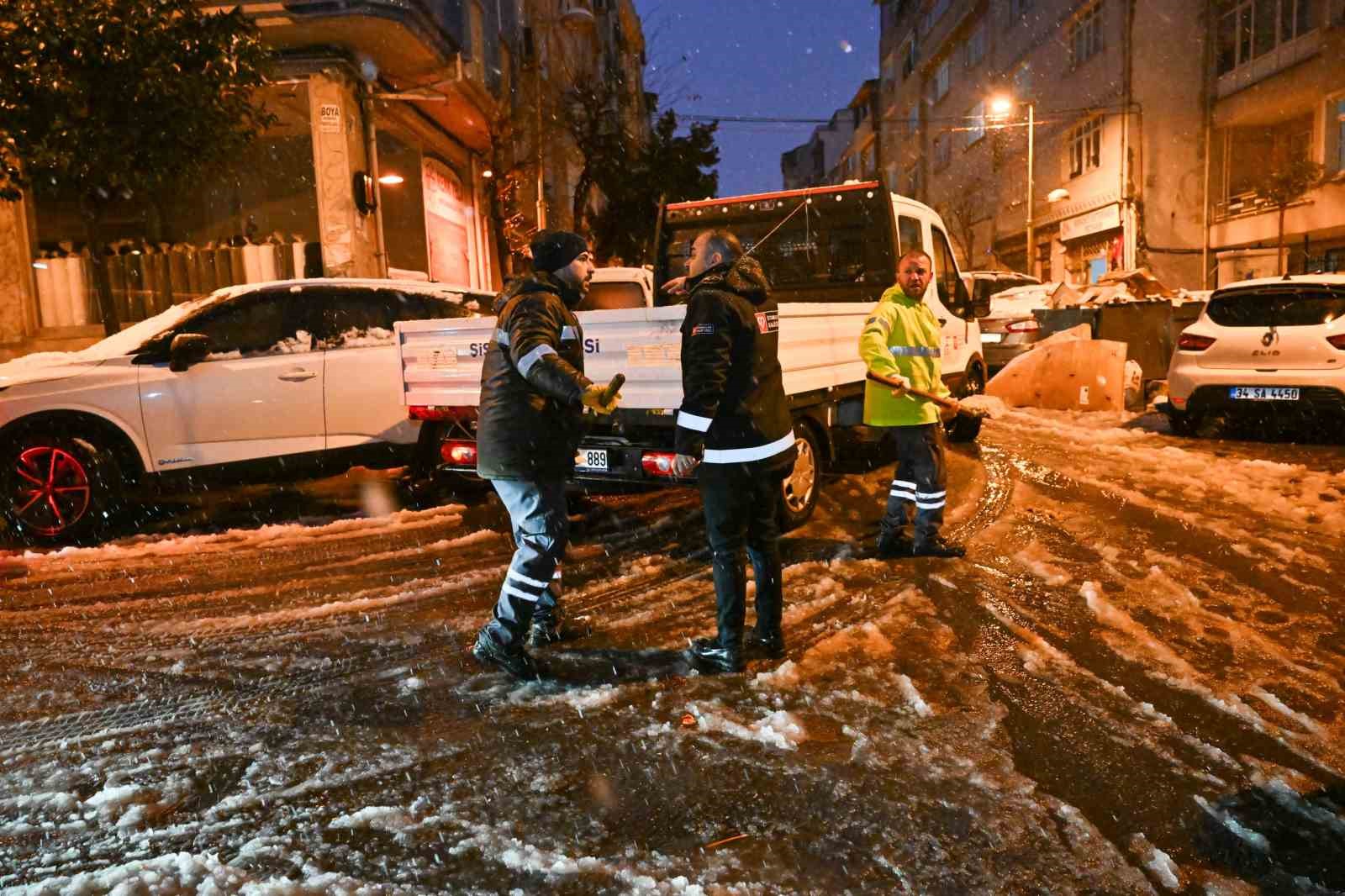 Şişli’de karla mücadele aralıksız devam ediyor
