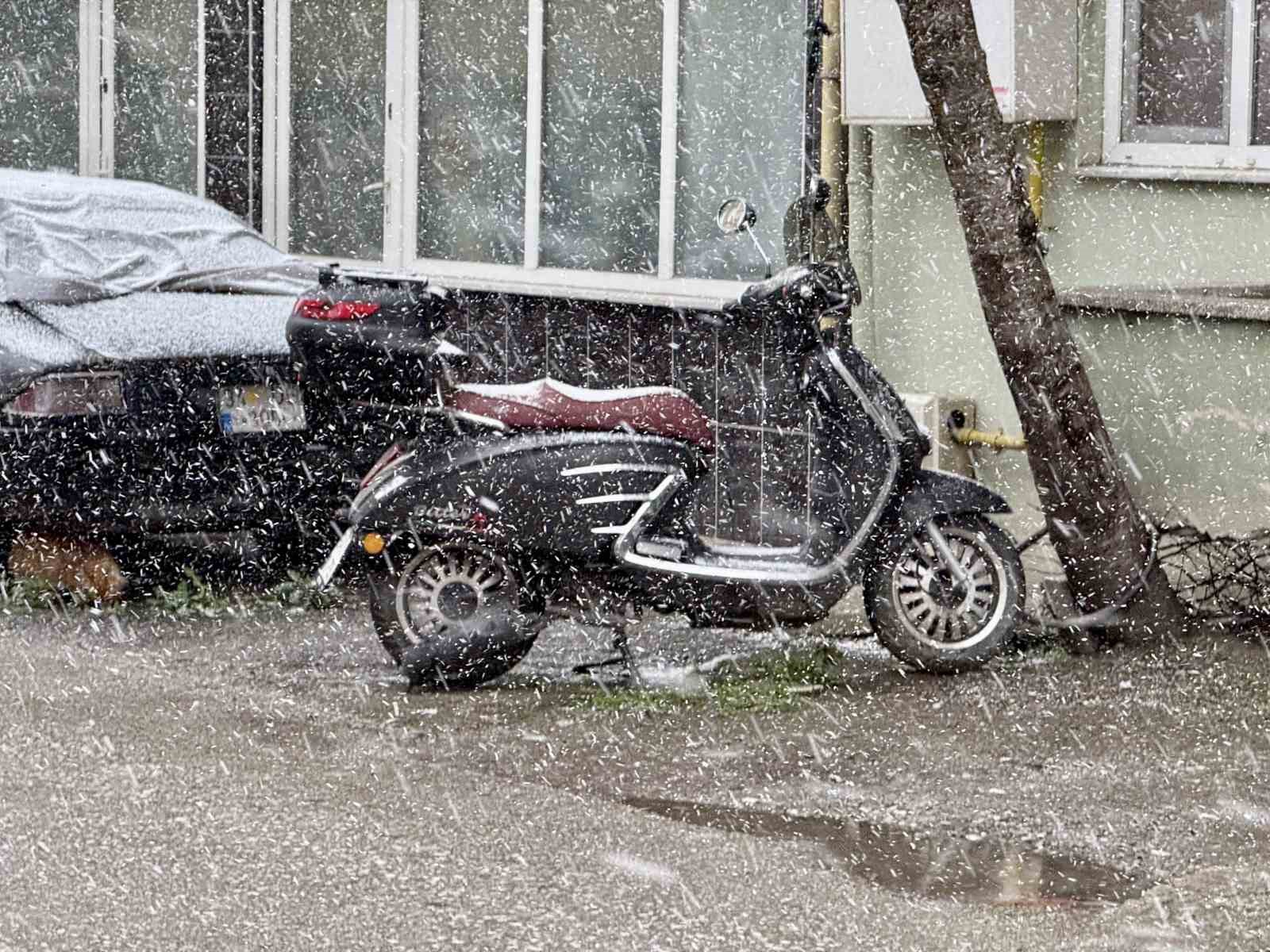 Şehir merkezinde lapa lapa kar yağışı başladı
