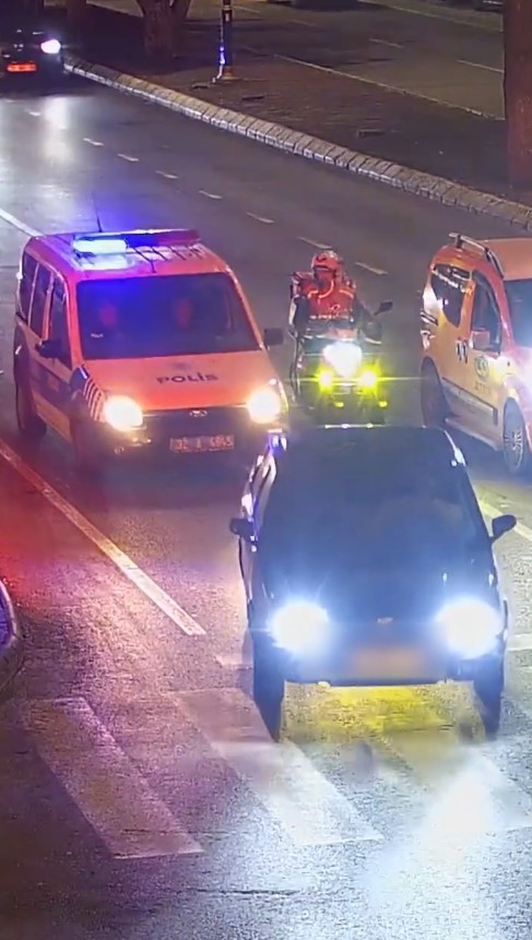 Antalya’da düz kontak yöntemiyle çalınan aracın Isparta’da yakalanma anı kamerada