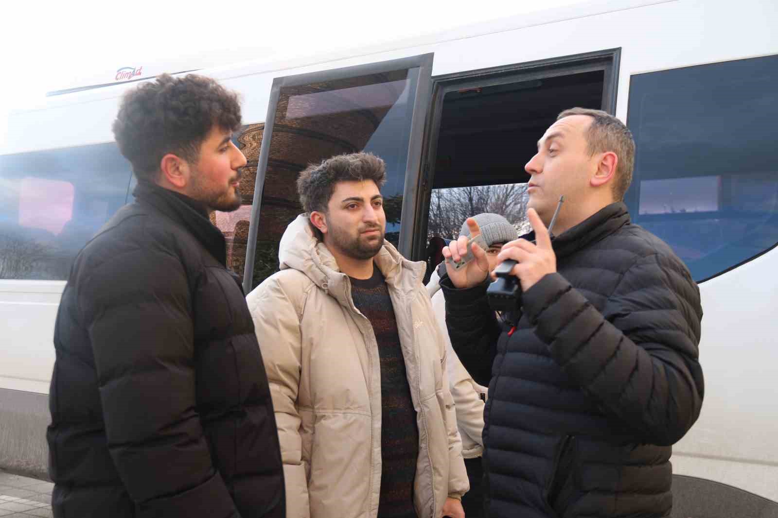 İzmariti yere atıp ceza yiyen ve sigara yakan vatandaş: "Yere atarsam bunun da parasını öderim"