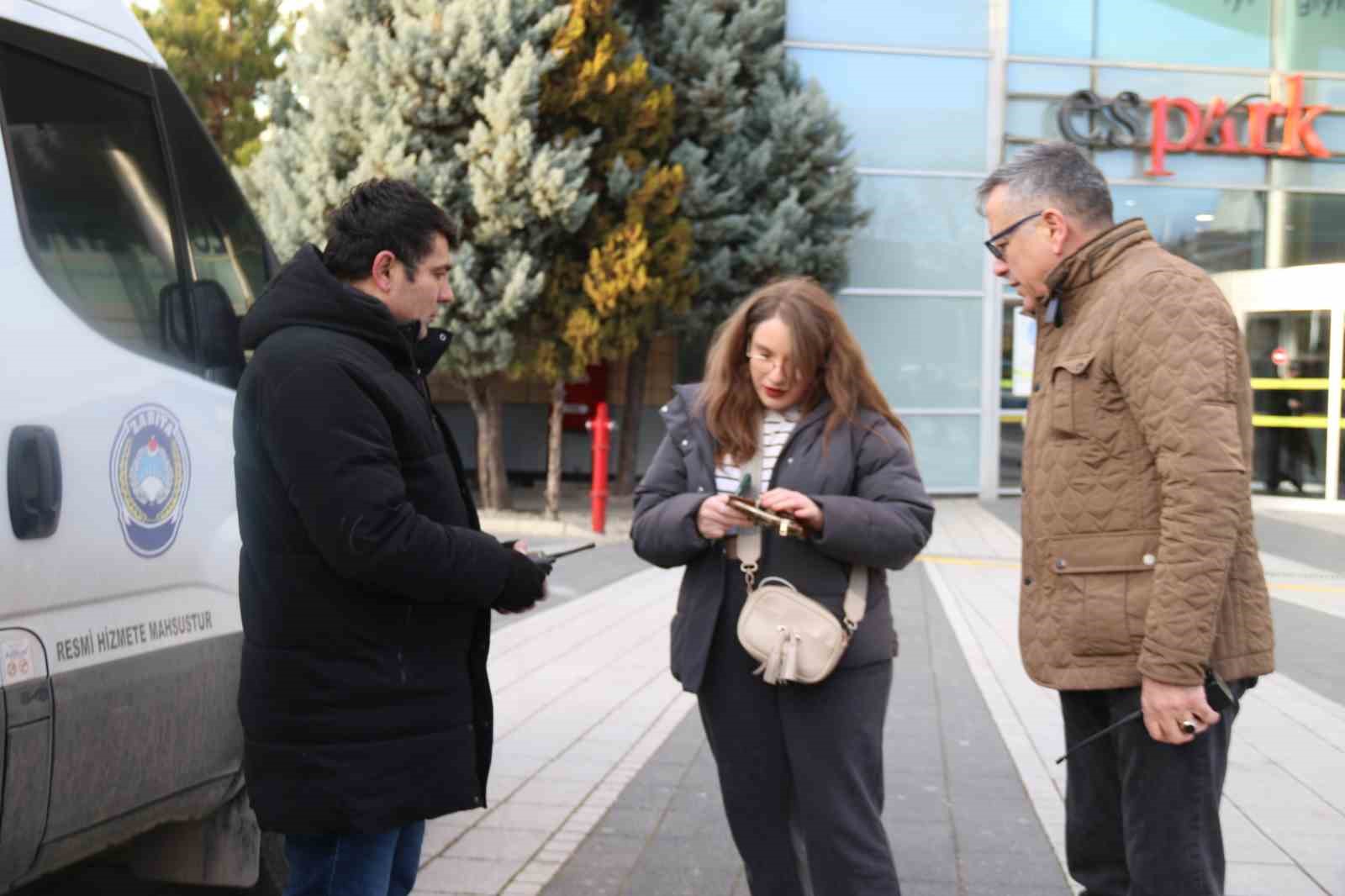 İzmariti yere atıp ceza yiyen ve sigara yakan vatandaş: "Yere atarsam bunun da parasını &ouml;derim" 
