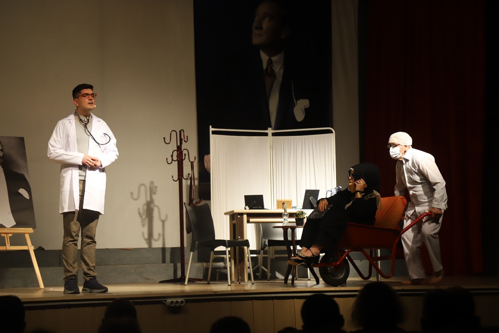 Akhisar’da "Taksiratlı Şekibe" tiyatro oyunu büyük ilgi gördü