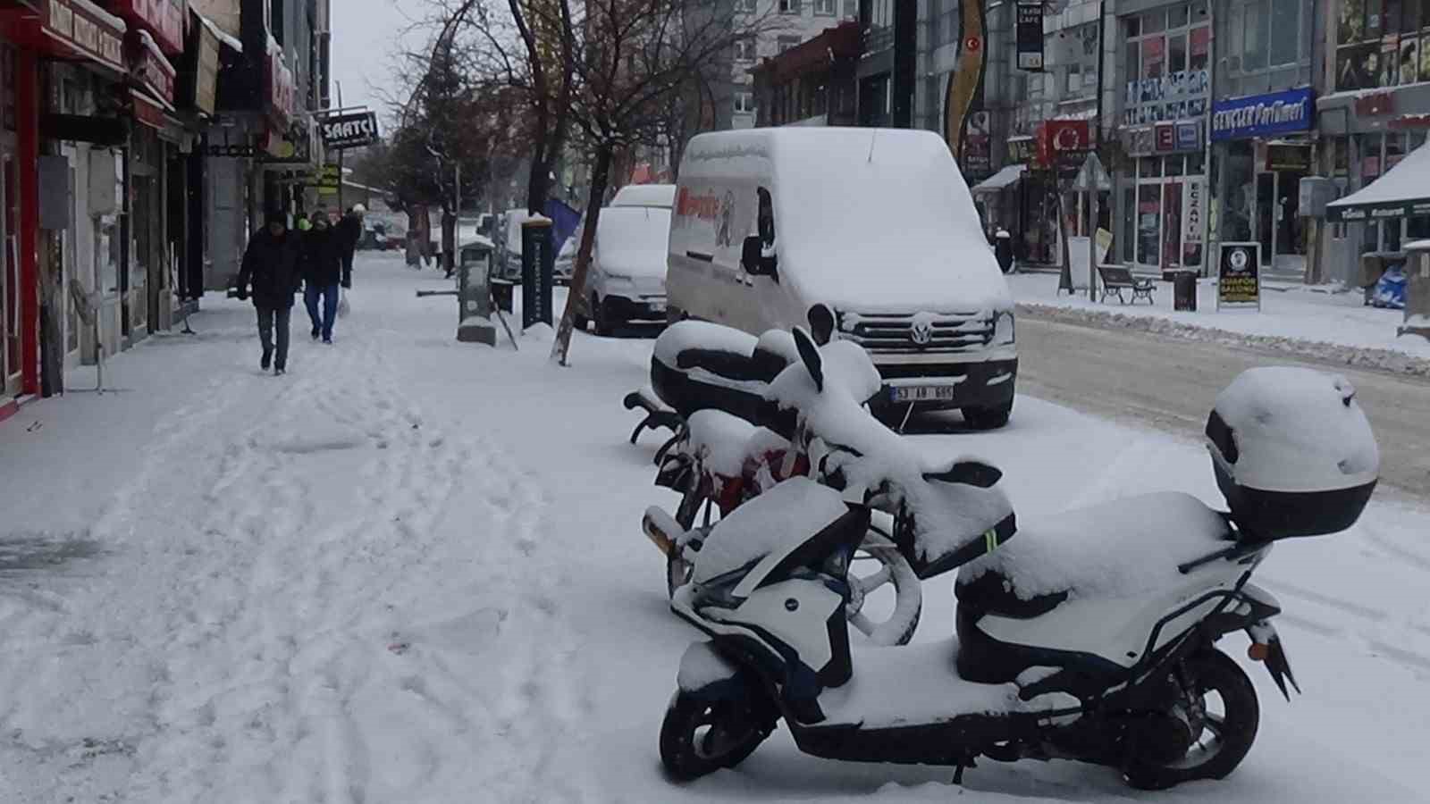 Kars’ta vatandaşların kar mesaisi başladı
