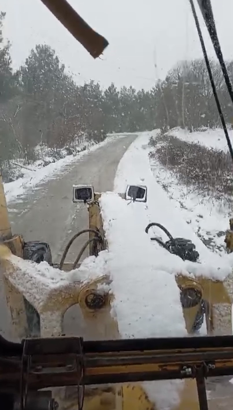 Yenice&rsquo;de il&ccedil;e &Ouml;zel İdare ekipleri karla kapanan 20 k&ouml;y yolunu a&ccedil;ıyor
